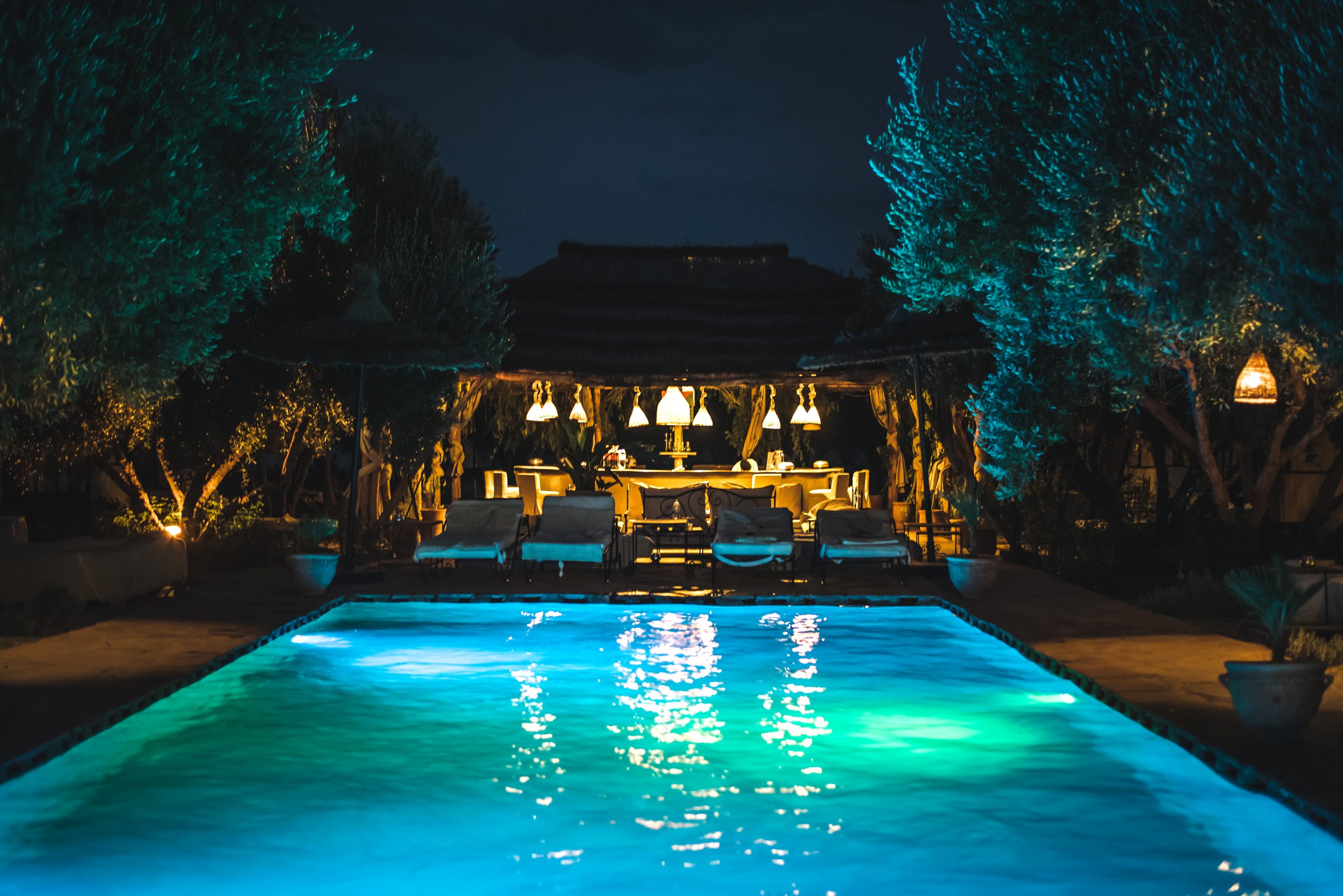 Iluminação externa para uso de piscina também à noite