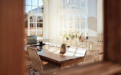 Equilíbrio entre luz natural e artificial dentro de casa
